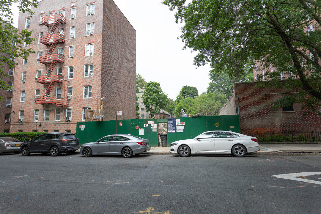 2279 Barker Ave in Bronx, NY - Building Photo