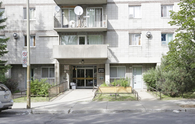 Habitations Des Fleurs A in Montréal, QC - Building Photo - Building Photo