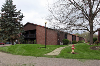 Quail Hollow Apartments in Massillon, OH - Foto de edificio - Building Photo