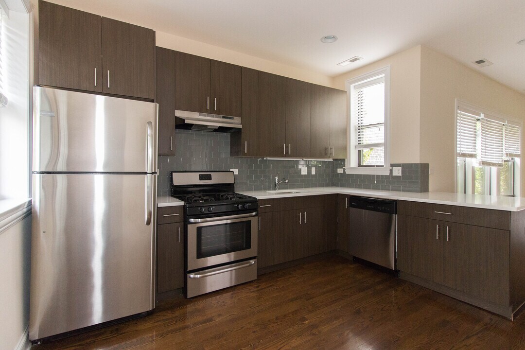 3709 N Wilton Ave, Unit 2 in Chicago, IL - Building Photo