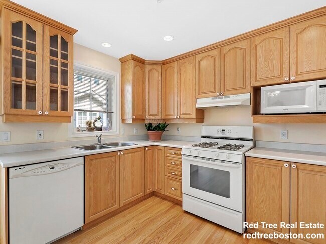 40 Myrtle St in Waltham, MA - Building Photo - Building Photo