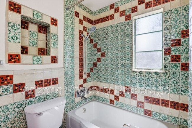 property at 1137 W Glenrosa Ave