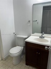 6955 NW 186th St in Hialeah, FL - Foto de edificio - Building Photo