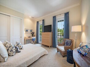 613 14th Ave S in Naples, FL - Foto de edificio - Building Photo