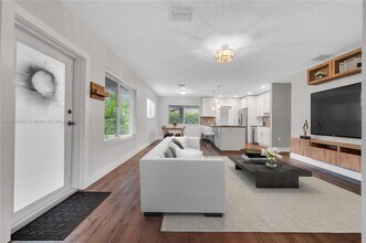 4764 NE 15th Way in Oakland Park, FL - Building Photo - Building Photo