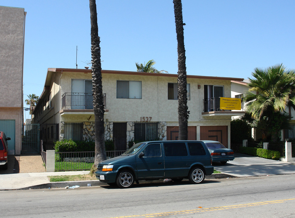 1537 Pine Ave in Long Beach, CA - Foto de edificio