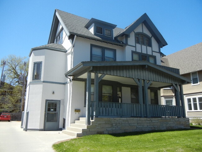 3125 N Hackett Ave, Unit 3125 N. Hackett Ave in Milwaukee, WI - Foto de edificio - Building Photo