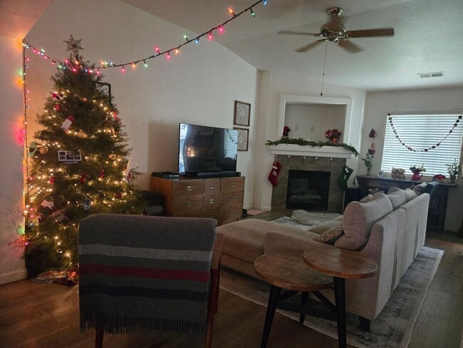 1818 W Picadilly Ln in Hanford, CA - Building Photo - Building Photo