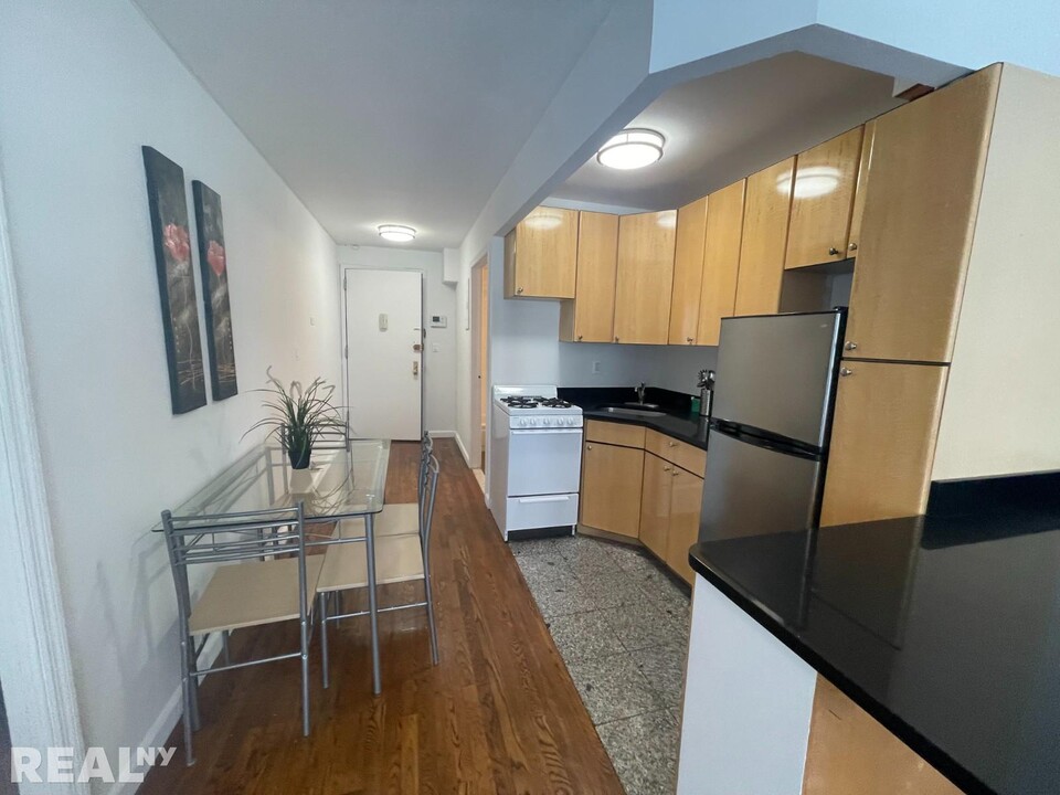 626 Tenth Avenue in New York, NY - Building Photo