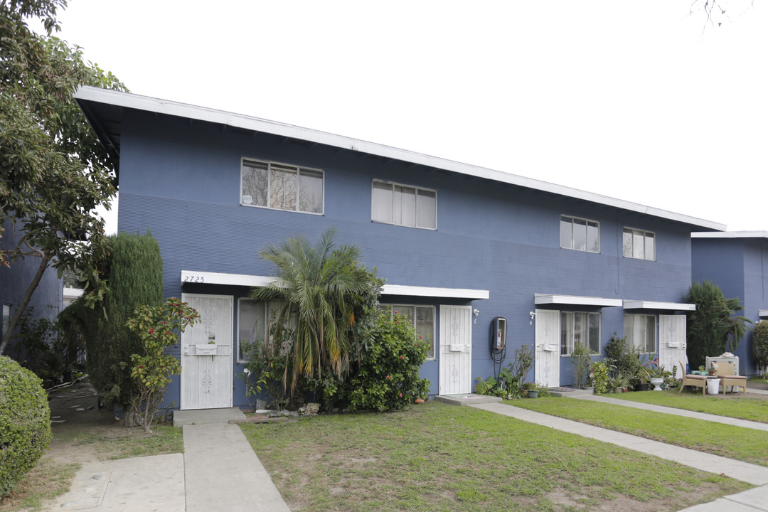 2725 S Baker St in Santa Ana, CA - Building Photo