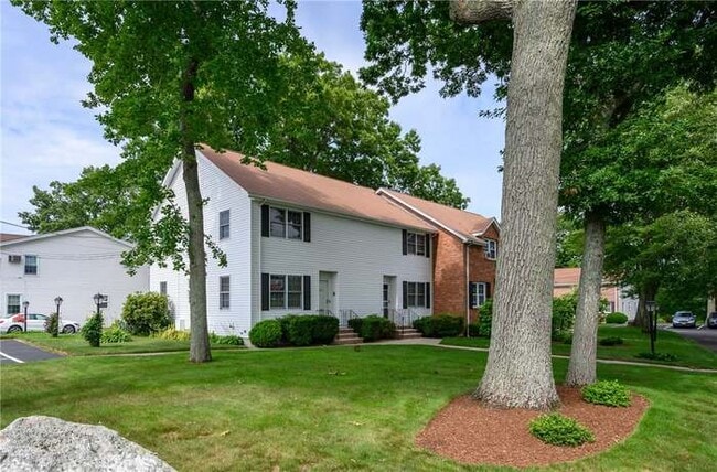 107 Forestwood Dr, Unit 107 Forestwood Dr in North Providence, RI - Foto de edificio - Building Photo