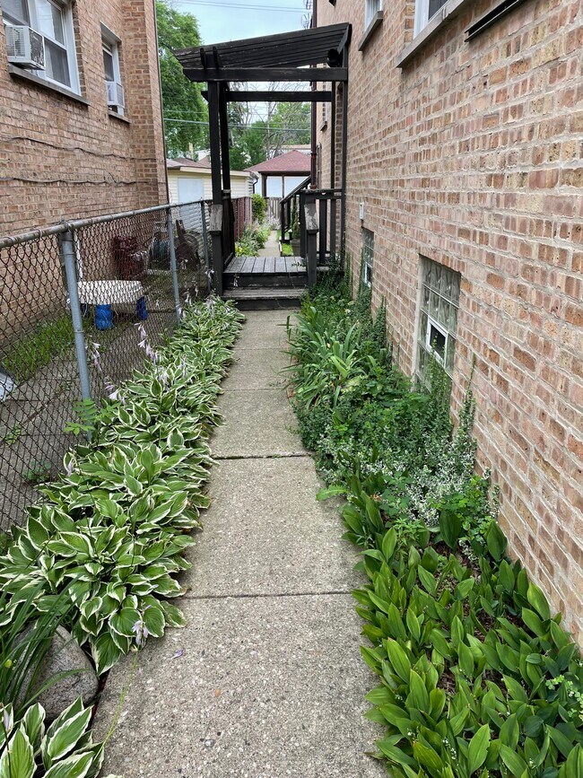 6523 N Northwest Hwy, Unit Second Floor in Chicago, IL - Building Photo - Building Photo