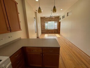 2350 W Grand Ave, Unit 3F in Chicago, IL - Foto de edificio - Building Photo