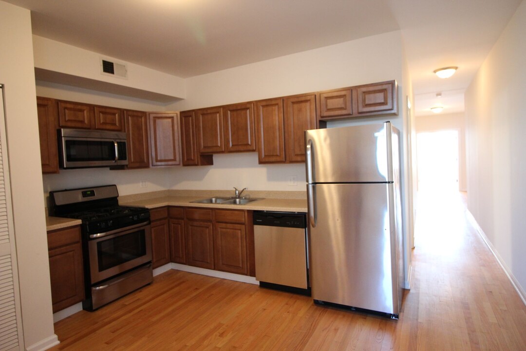 3320 W Lawrence Ave, Unit 2 in Chicago, IL - Foto de edificio