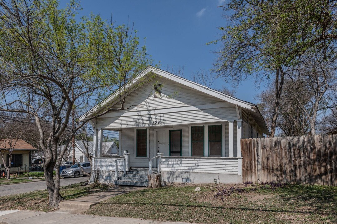 839 W Russell Pl in San Antonio, TX - Building Photo