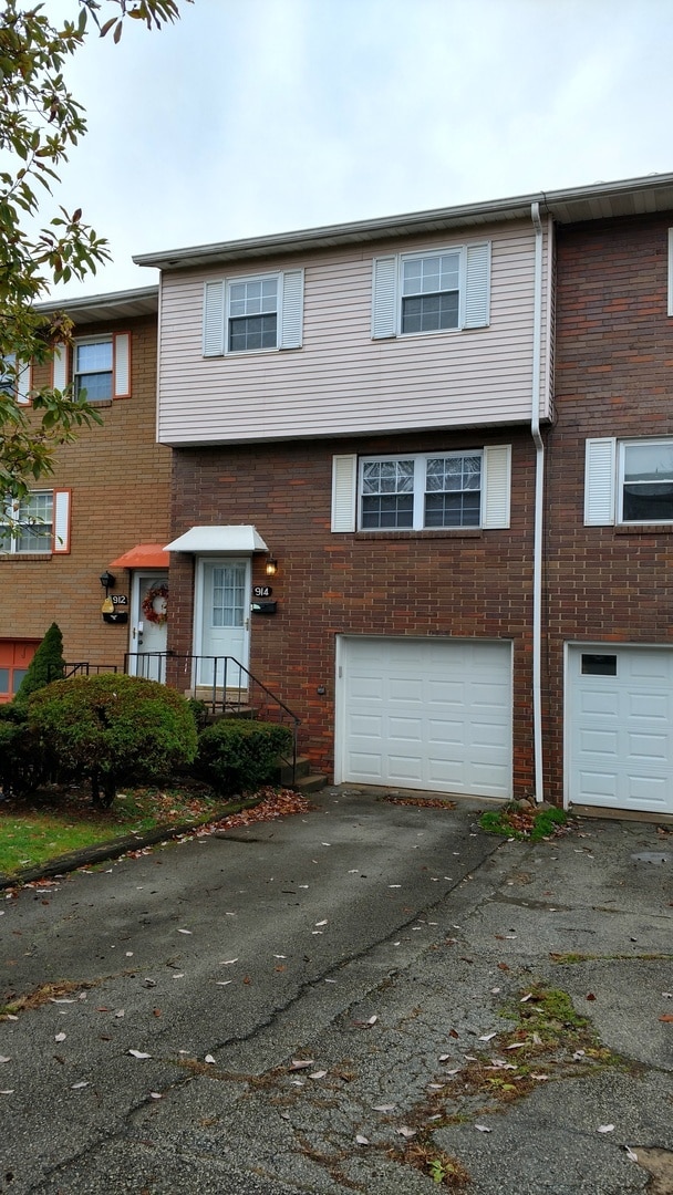 914 Academy Heights Dr in Greensburg, PA - Foto de edificio - Building Photo
