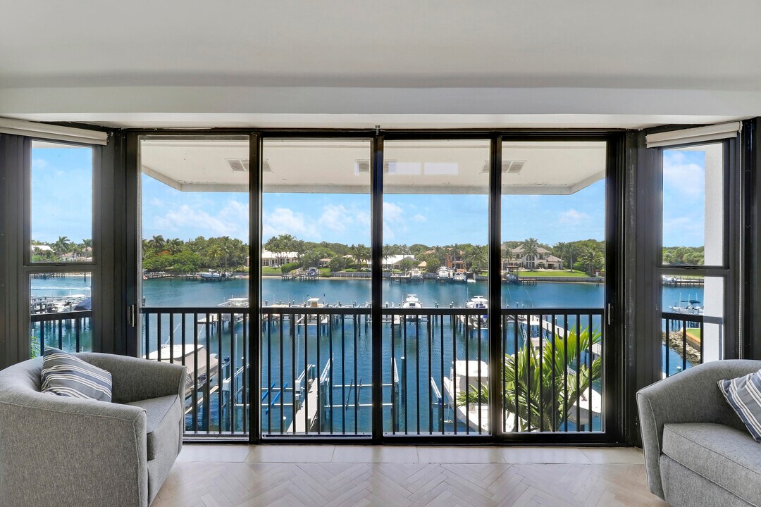 543 Bay Colony Dr N in North Palm Beach, FL - Building Photo