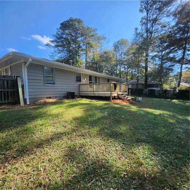 1301 Jennie Ln SW in Lilburn, GA - Foto de edificio - Building Photo