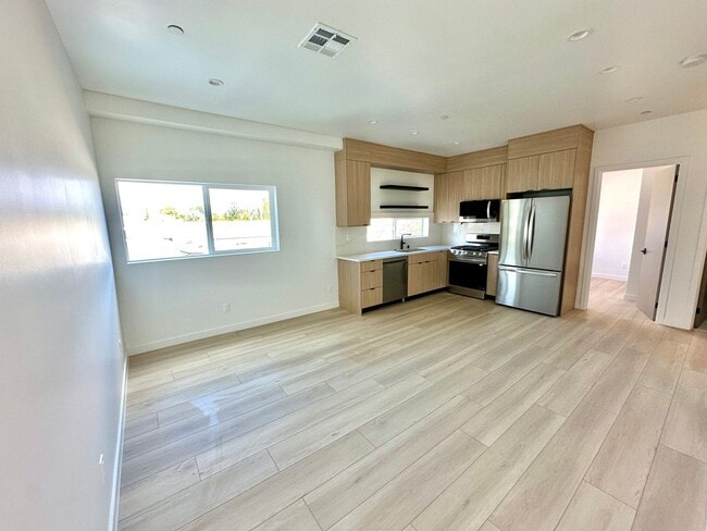 6406 Riverton Ave in Los Angeles, CA - Building Photo - Building Photo