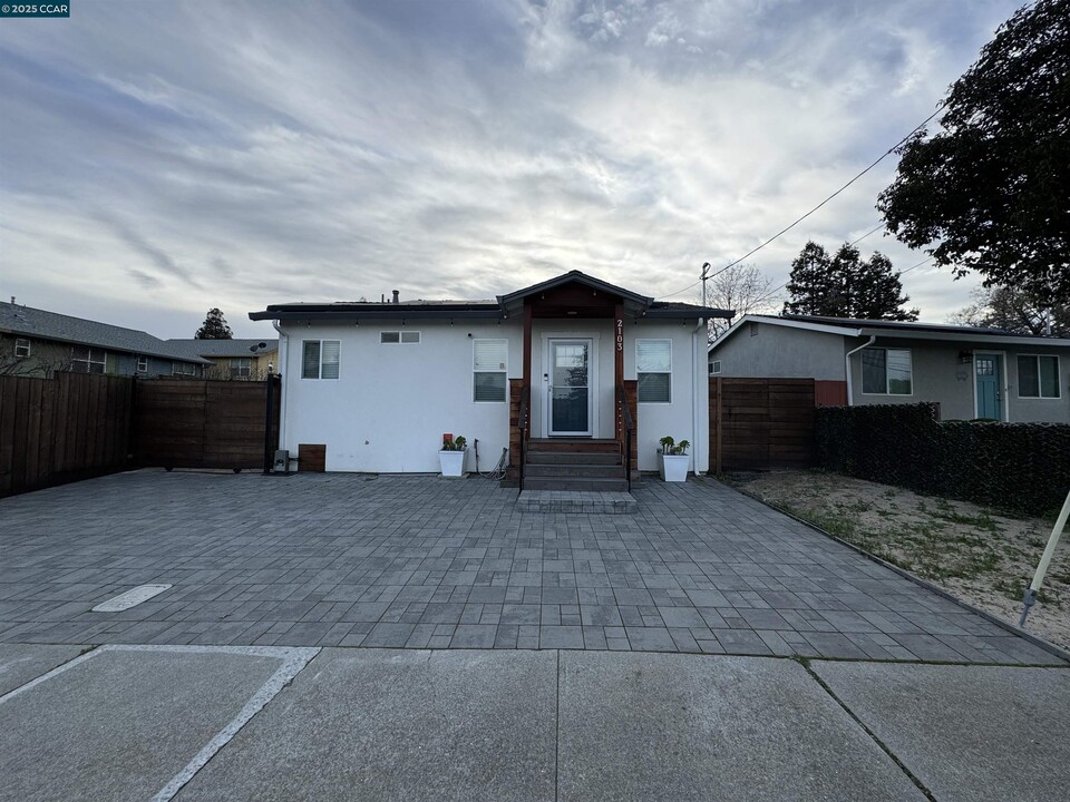 2103 Hillside Ave in Walnut Creek, CA - Building Photo