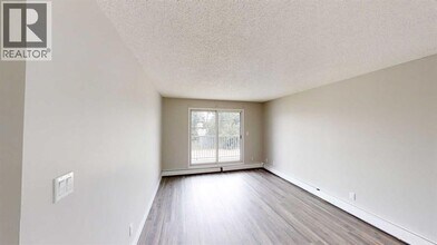 10028-10105 105 Ave in Grande Prairie, AB - Building Photo - Building Photo