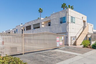 Palm Court in El Cajon, CA - Foto de edificio - Building Photo