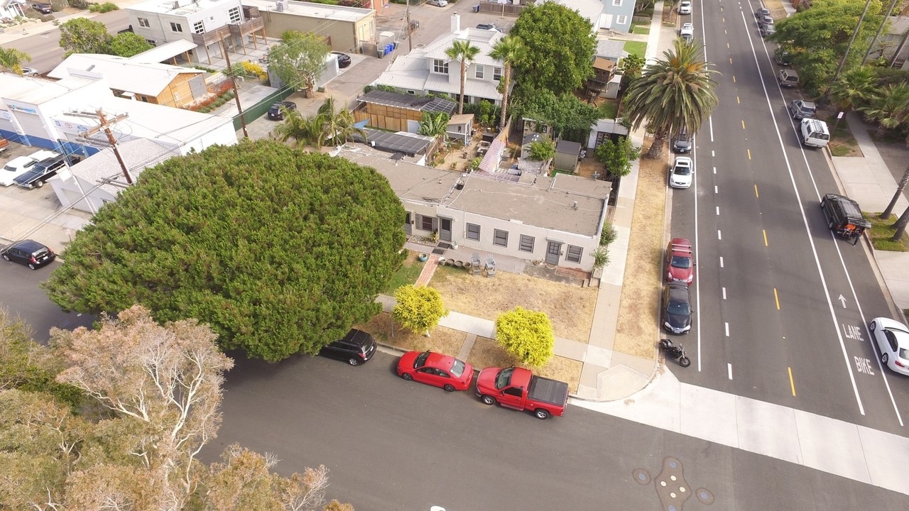 221-227 W G St in Encinitas, CA - Building Photo