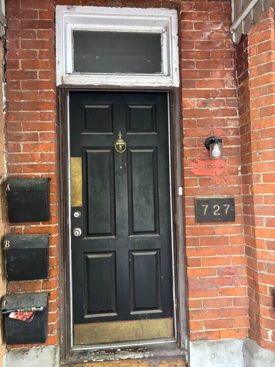 727 Lansdowne Av in Toronto, ON - Building Photo