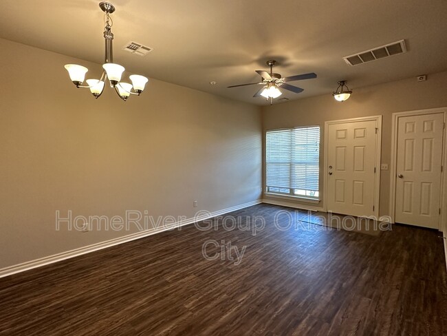 922 SW 92nd St in Oklahoma City, OK - Foto de edificio - Building Photo
