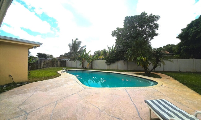 7450 SW 15th St in Plantation, FL - Building Photo - Building Photo