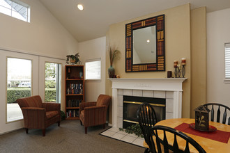 Oak Glen Apartments in Hillsboro, OR - Building Photo - Interior Photo