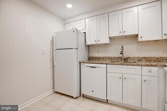 7651 Tremayne Pl in McLean, VA - Foto de edificio - Building Photo
