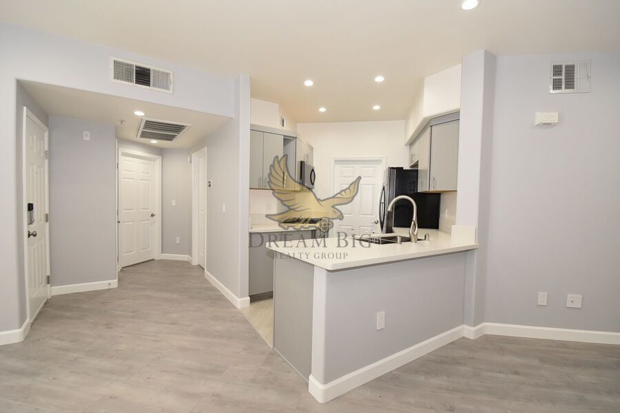 7155 S Durango Dr in Las Vegas, NV - Building Photo