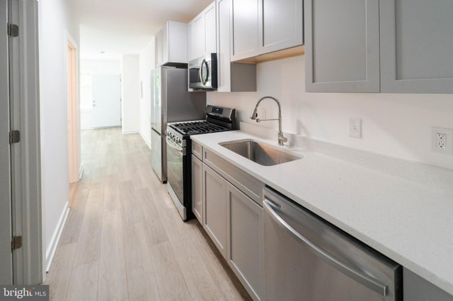 1500 V St SE