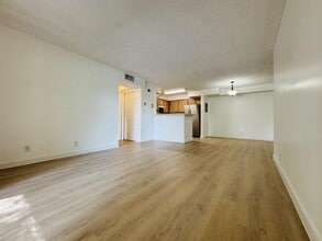 7630 Westwood Dr, Unit 302 in Tamarac, FL - Foto de edificio - Building Photo