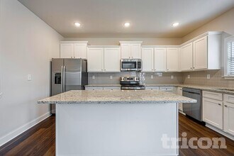 216 Margrave Dr in Holly Springs, GA - Foto de edificio - Building Photo