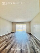 706 SE 13th Ct in Cape Coral, FL - Foto de edificio - Building Photo