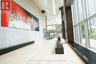 386 Yonge St in Toronto, ON - Building Photo - Building Photo