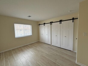 9449 Bay Colony Dr, Unit 2N in Des Plaines, IL - Building Photo - Building Photo