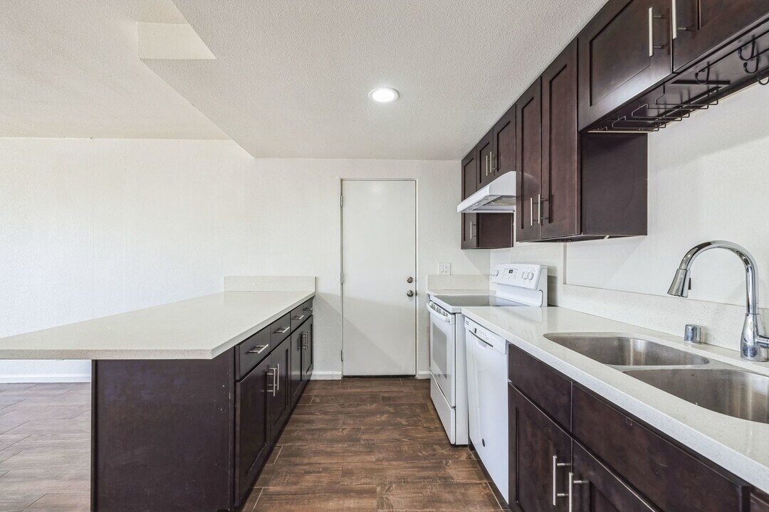 46125 Portola Ave in Palm Desert, CA - Building Photo
