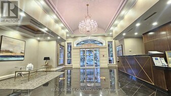 7 Lorraine Dr in Toronto, ON - Building Photo