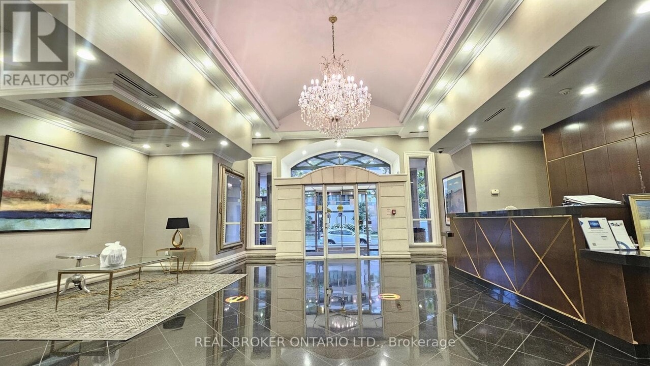 7 Lorraine Dr in Toronto, ON - Building Photo