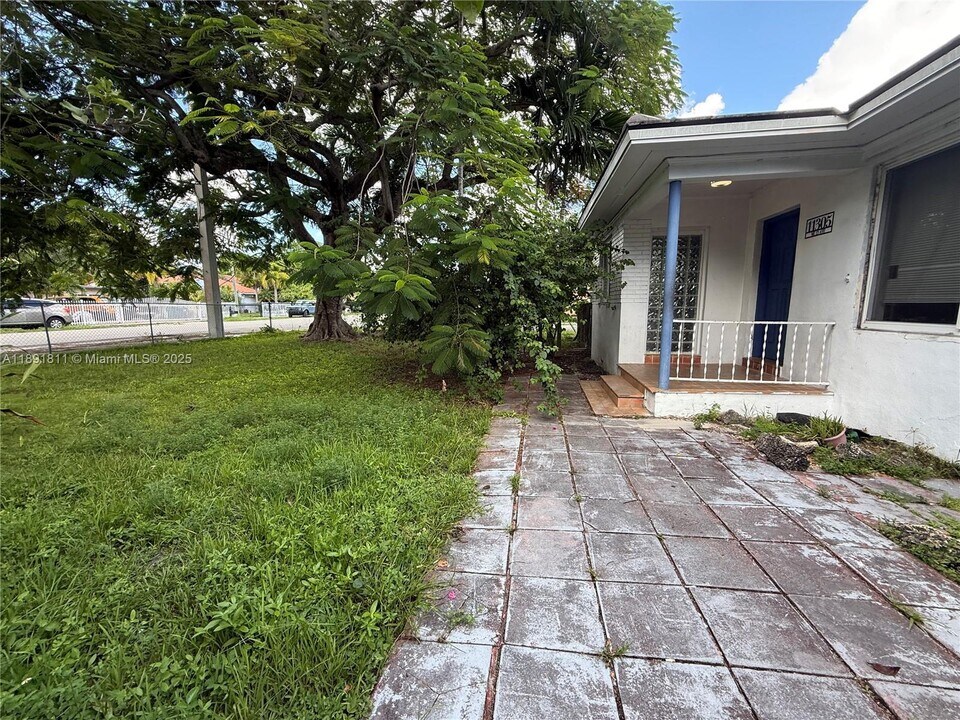 11305 NE 13th Ave in Miami, FL - Building Photo