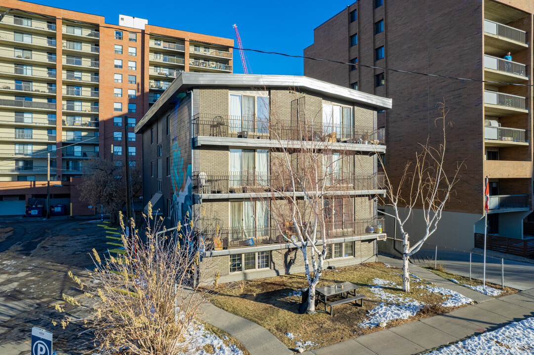 1338 16 Av SW in Calgary, AB - Building Photo