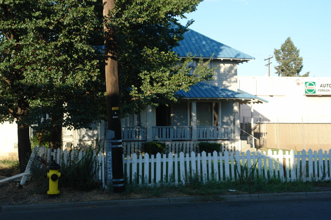 814 N Front St in Yakima, WA - Building Photo - Building Photo