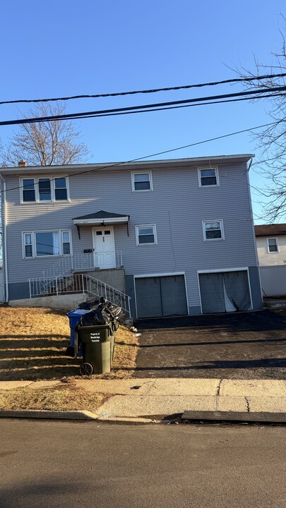 23 Long Hill Rd in Colonia, NJ - Building Photo