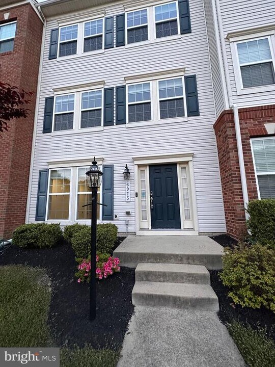 6975 Southmoor St in Elkridge, MD - Building Photo