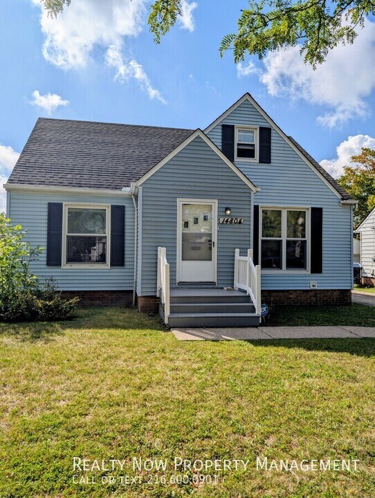 14804 Rockside Rd in Maple Heights, OH - Foto de edificio