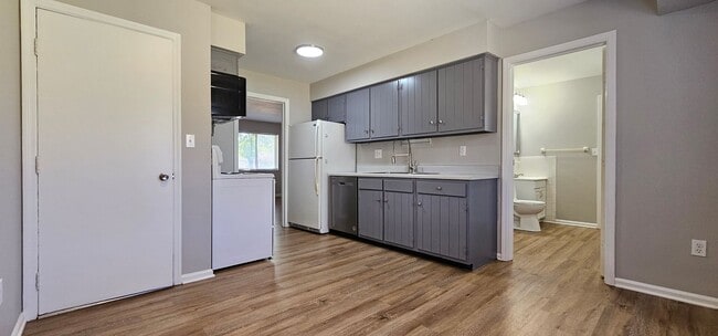 property at 3007-3009 Creekview Cir