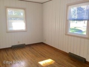 1614 W 4th St in Cedar Falls, IA - Building Photo - Building Photo